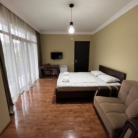 Guest House Madonna Kobuleti Bagian luar foto