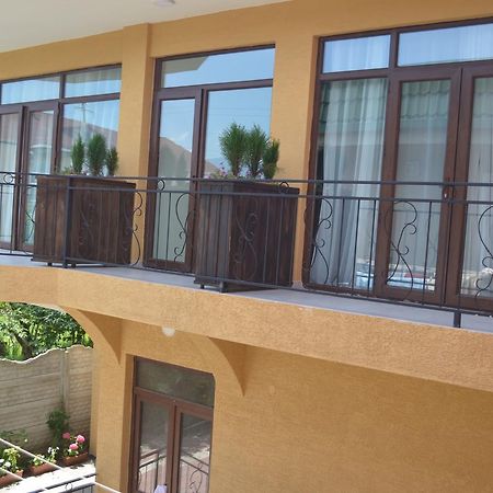 Guest House Madonna Kobuleti Bagian luar foto