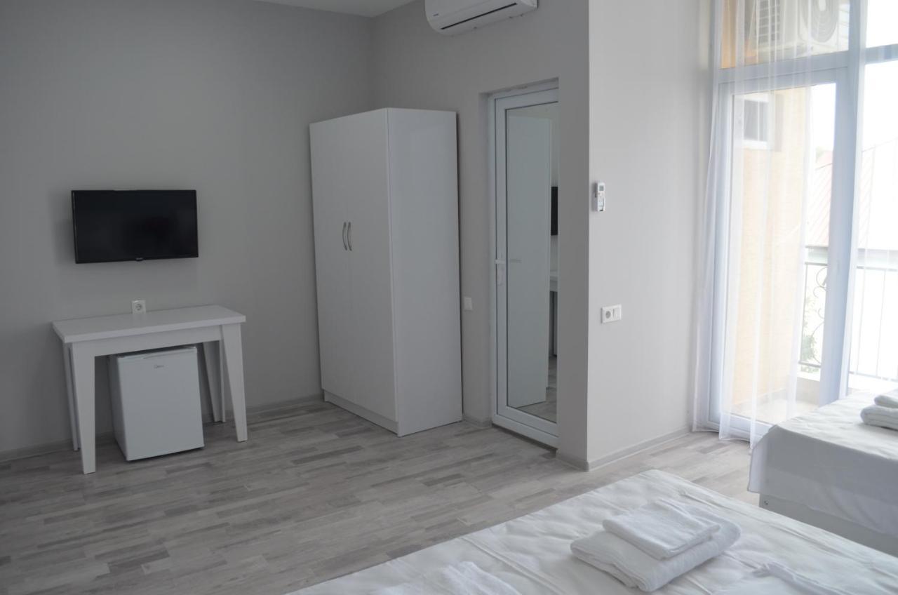 Guest House Madonna Kobuleti Bagian luar foto