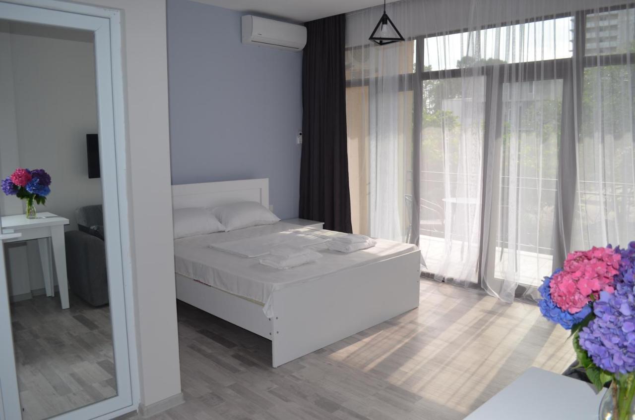 Guest House Madonna Kobuleti Bagian luar foto
