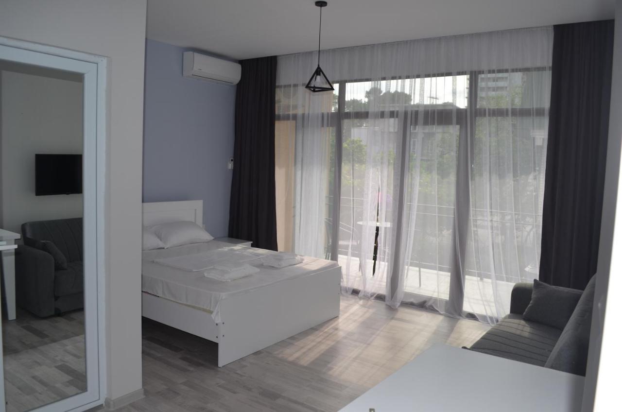Guest House Madonna Kobuleti Bagian luar foto