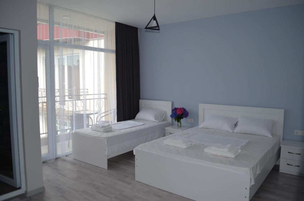 Guest House Madonna Kobuleti Bagian luar foto