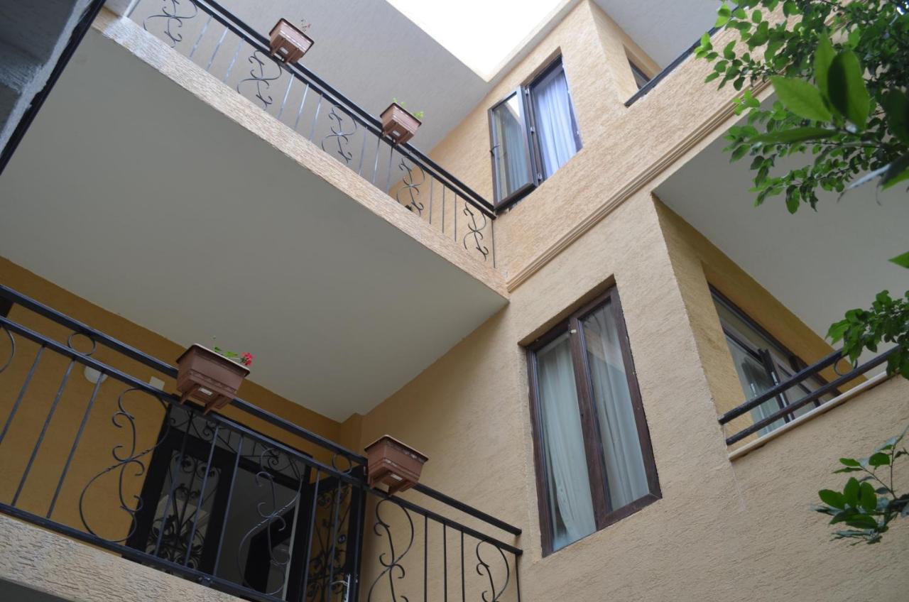 Guest House Madonna Kobuleti Bagian luar foto