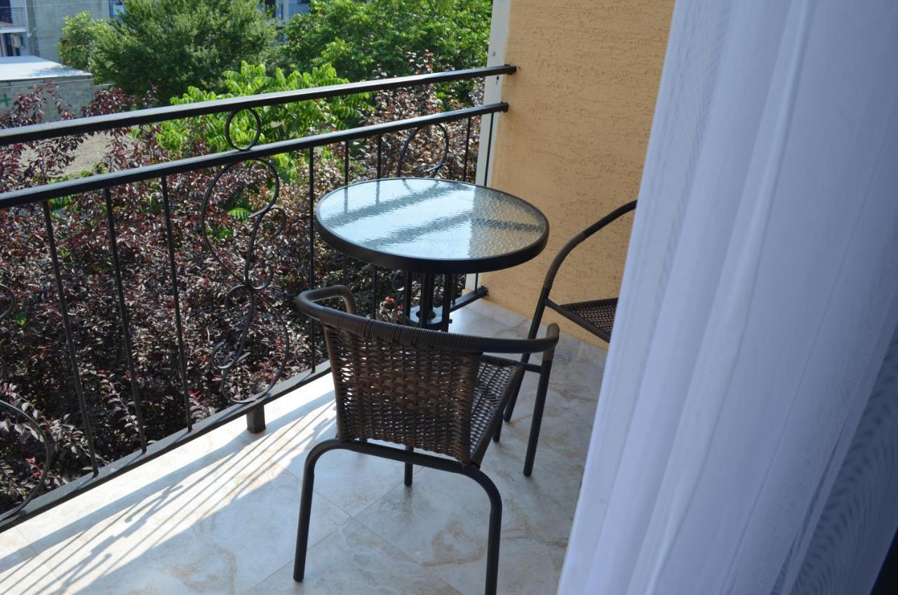 Guest House Madonna Kobuleti Bagian luar foto