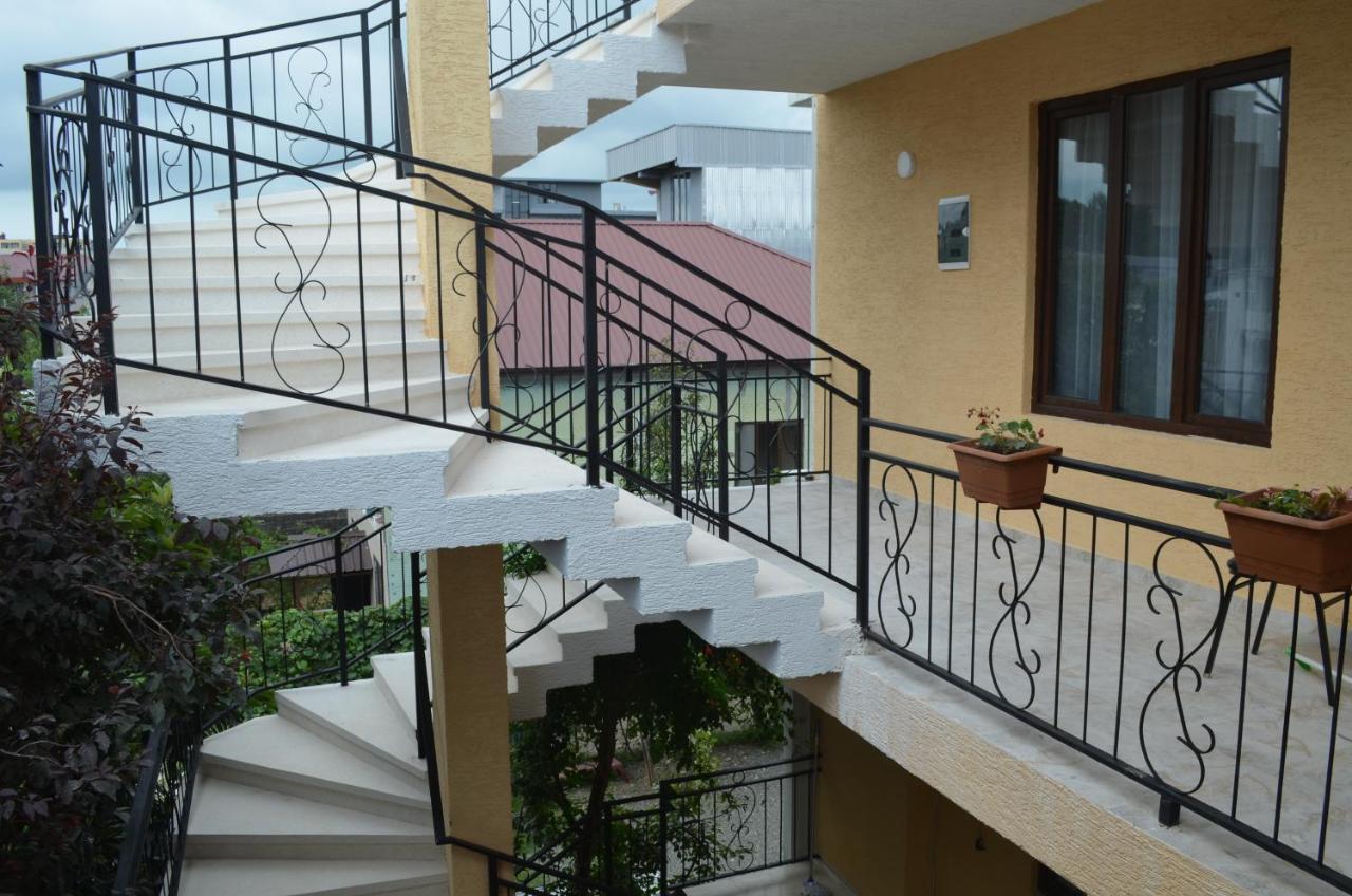 Guest House Madonna Kobuleti Bagian luar foto