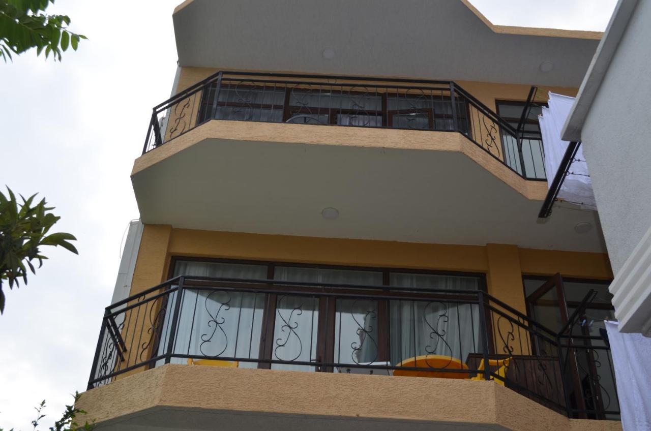 Guest House Madonna Kobuleti Bagian luar foto