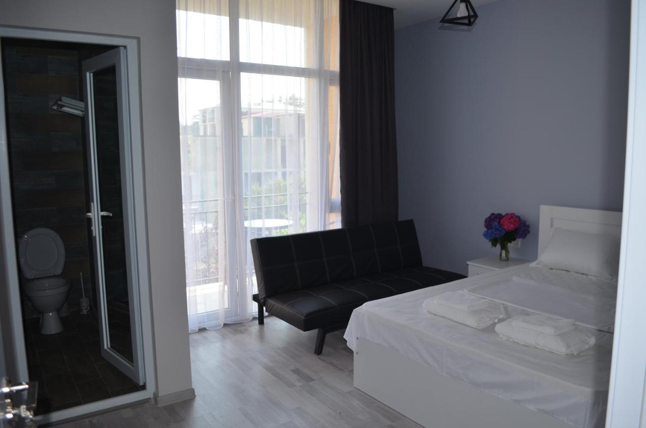 Guest House Madonna Kobuleti Bagian luar foto