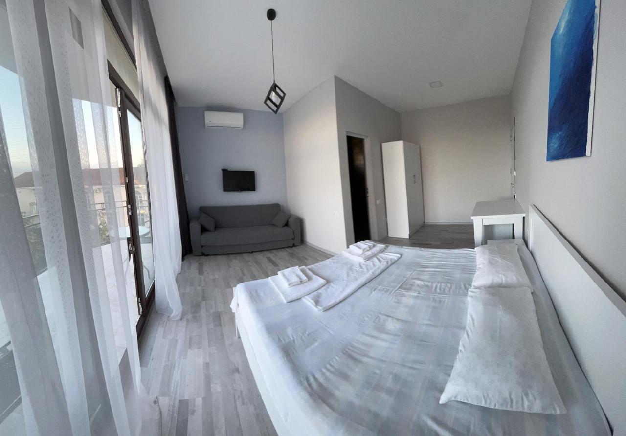 Guest House Madonna Kobuleti Bagian luar foto