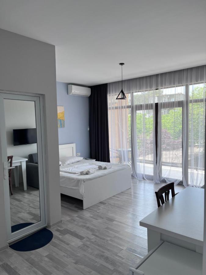 Guest House Madonna Kobuleti Bagian luar foto