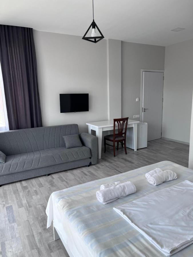 Guest House Madonna Kobuleti Bagian luar foto