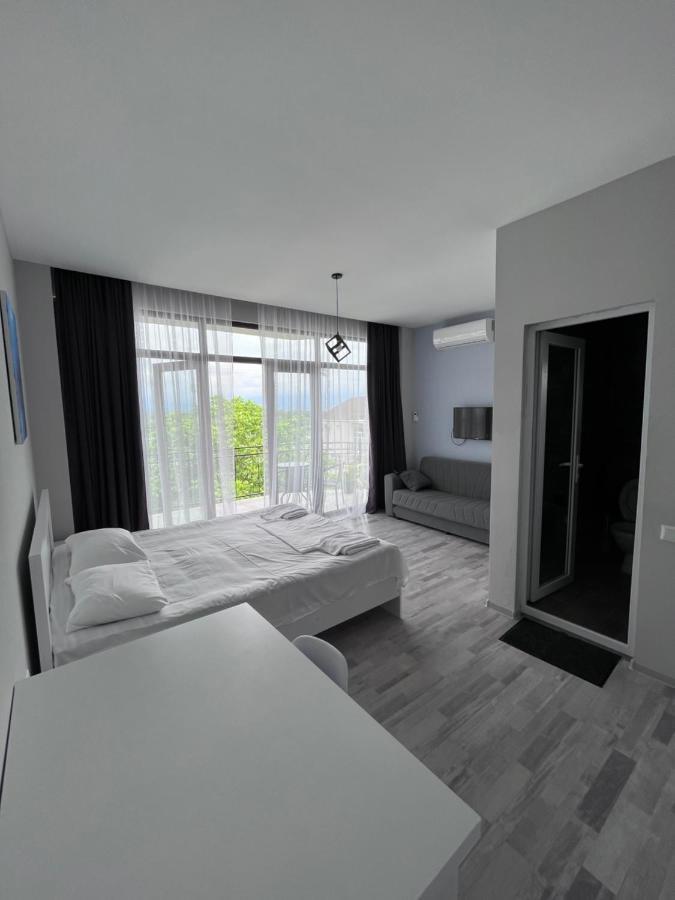 Guest House Madonna Kobuleti Bagian luar foto