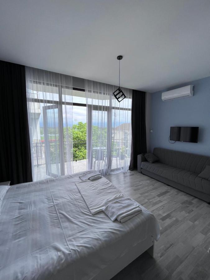 Guest House Madonna Kobuleti Bagian luar foto