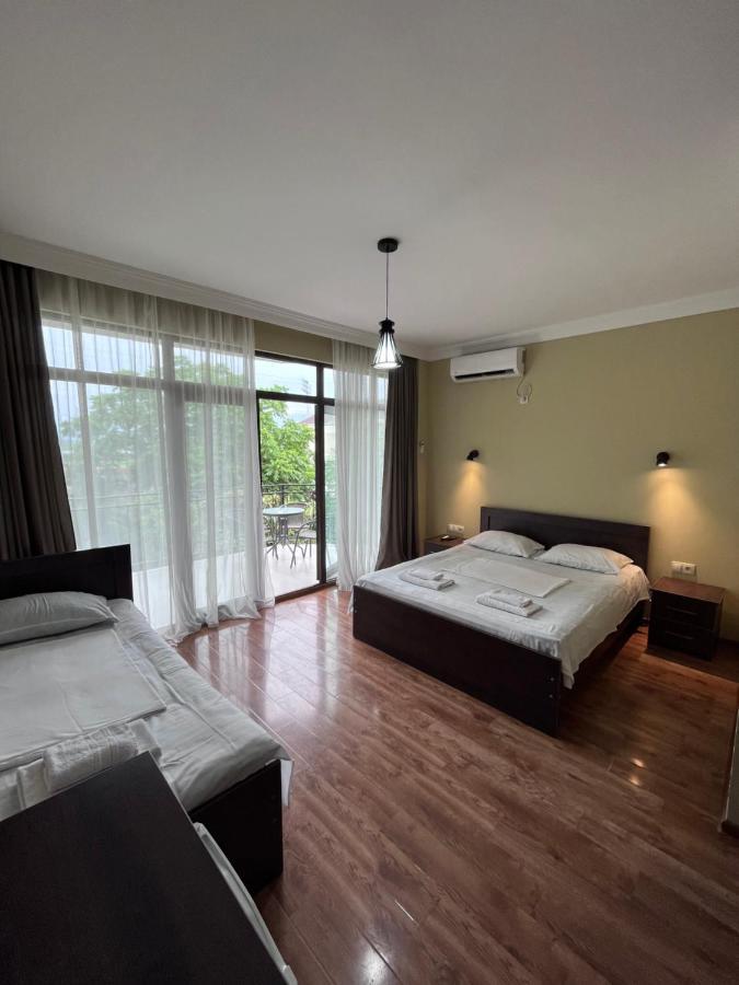 Guest House Madonna Kobuleti Bagian luar foto