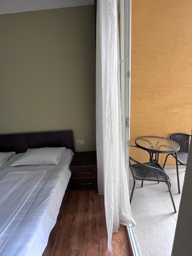 Guest House Madonna Kobuleti Bagian luar foto