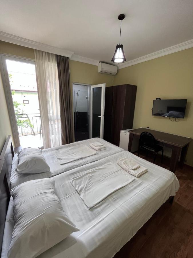 Guest House Madonna Kobuleti Bagian luar foto