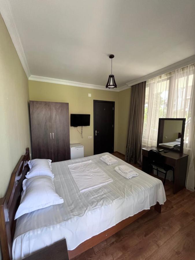Guest House Madonna Kobuleti Bagian luar foto