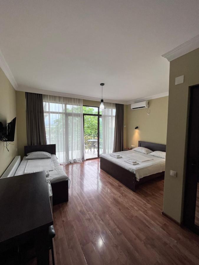 Guest House Madonna Kobuleti Bagian luar foto