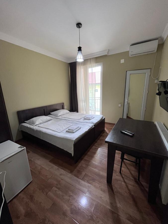 Guest House Madonna Kobuleti Bagian luar foto
