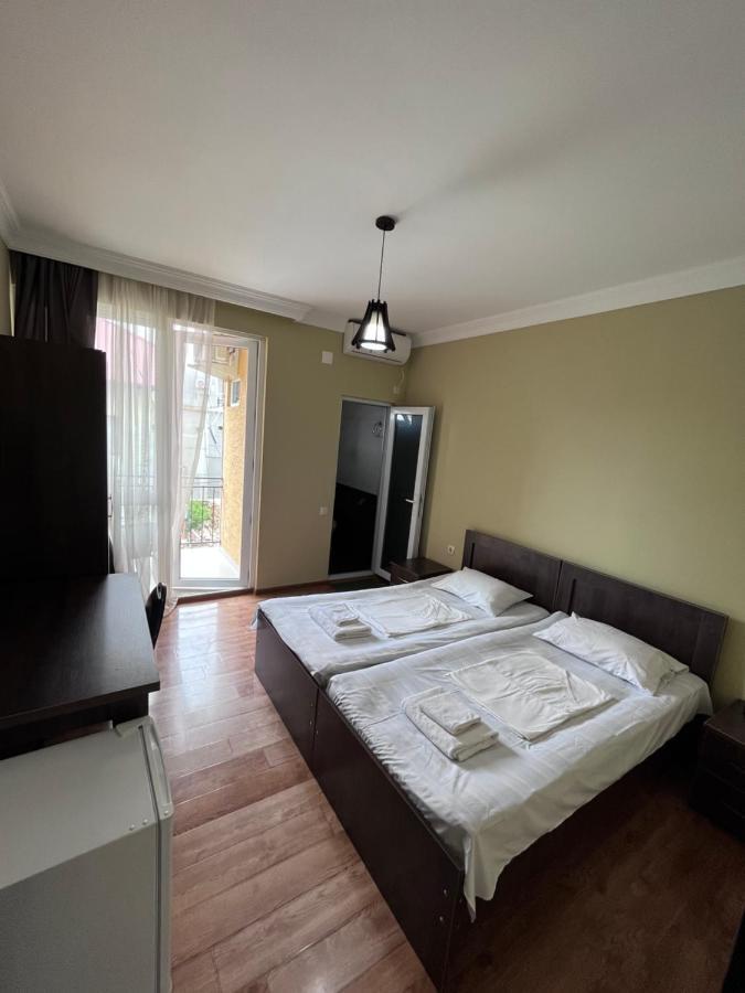 Guest House Madonna Kobuleti Bagian luar foto