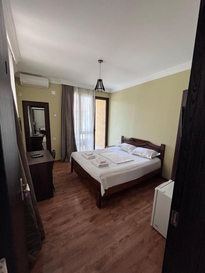 Guest House Madonna Kobuleti Bagian luar foto