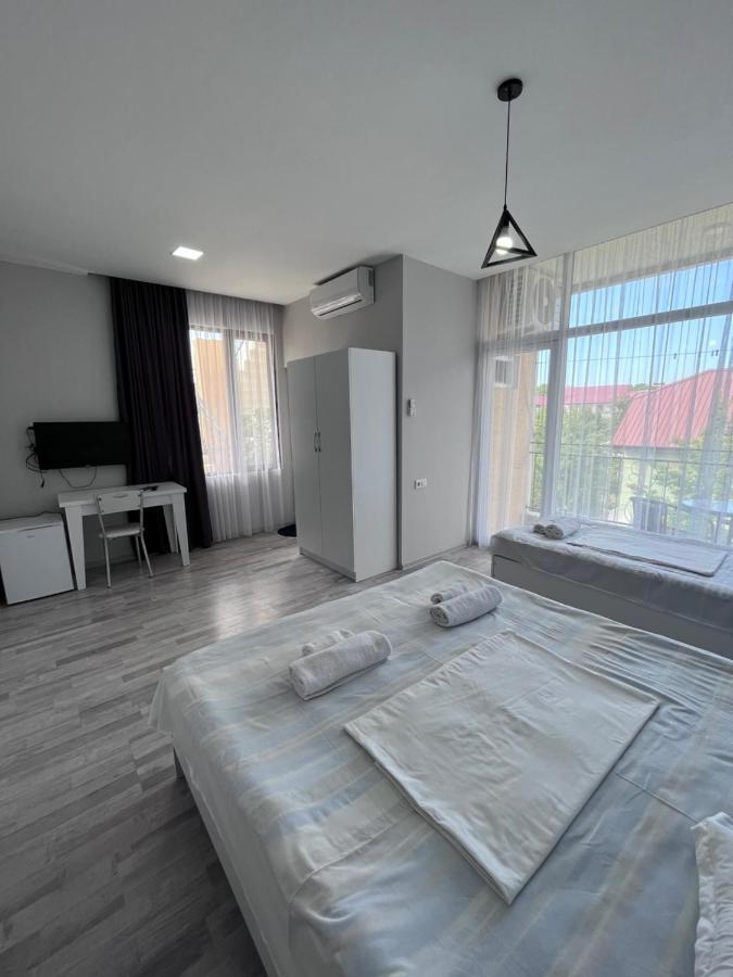 Guest House Madonna Kobuleti Bagian luar foto