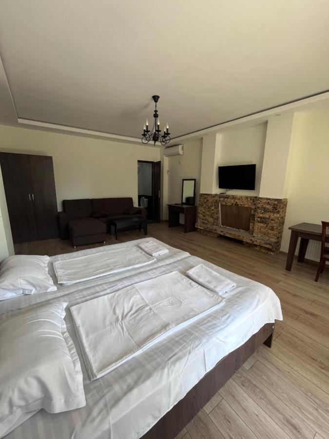 Guest House Madonna Kobuleti Bagian luar foto