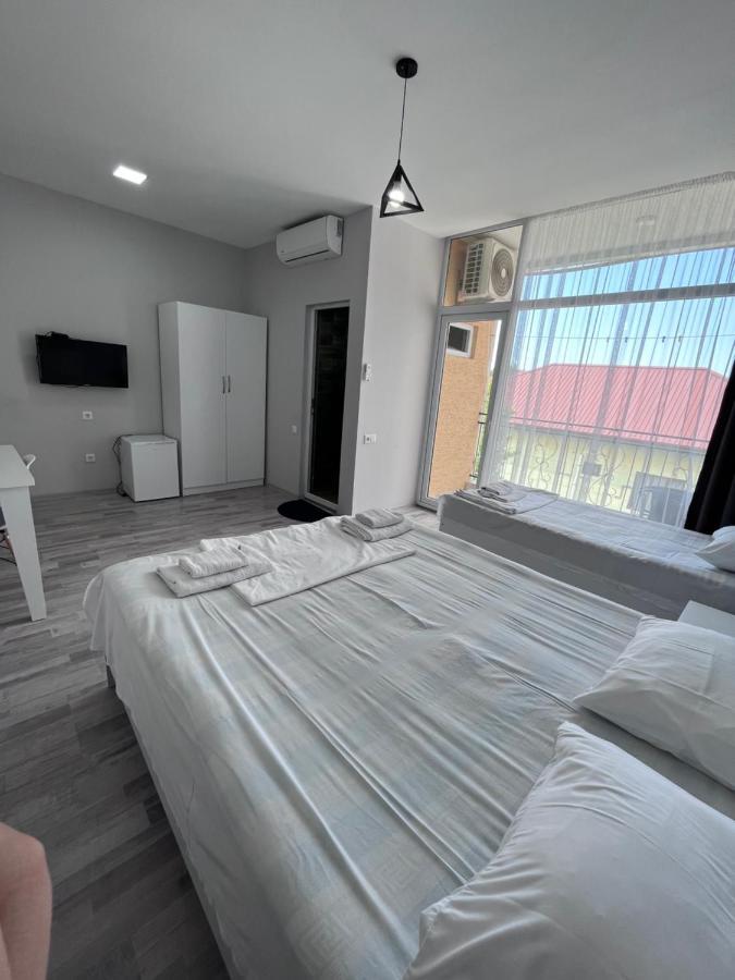 Guest House Madonna Kobuleti Bagian luar foto