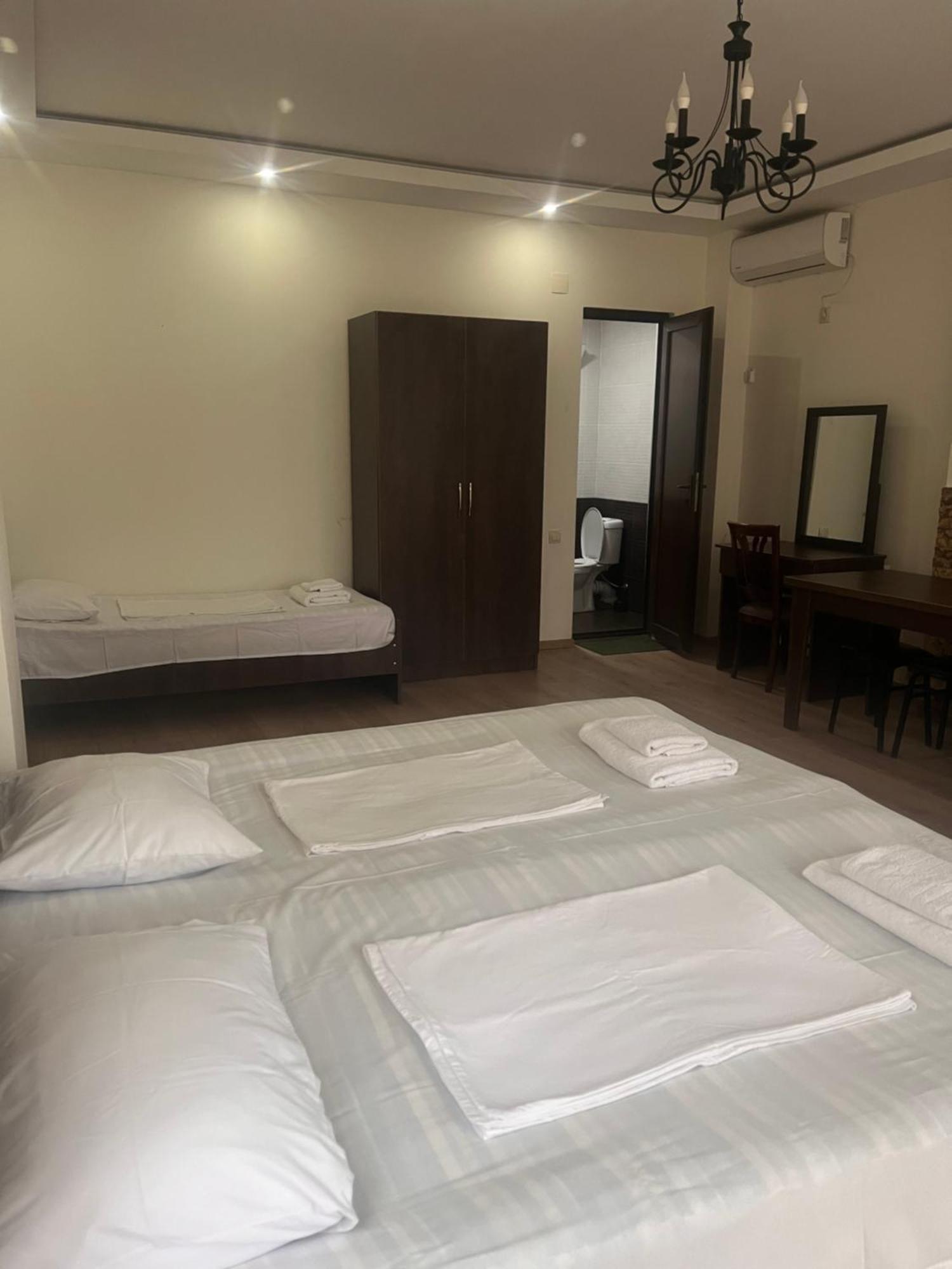 Guest House Madonna Kobuleti Bagian luar foto