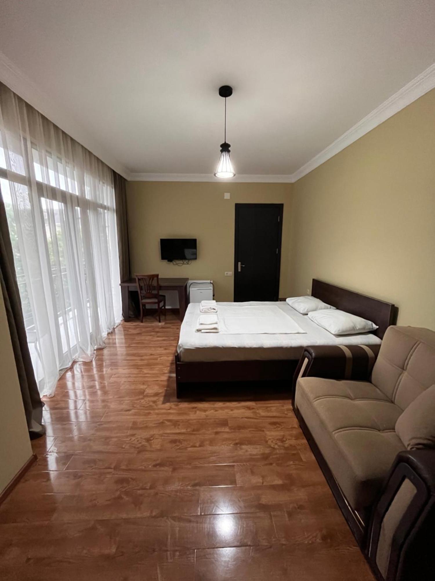 Guest House Madonna Kobuleti Bagian luar foto