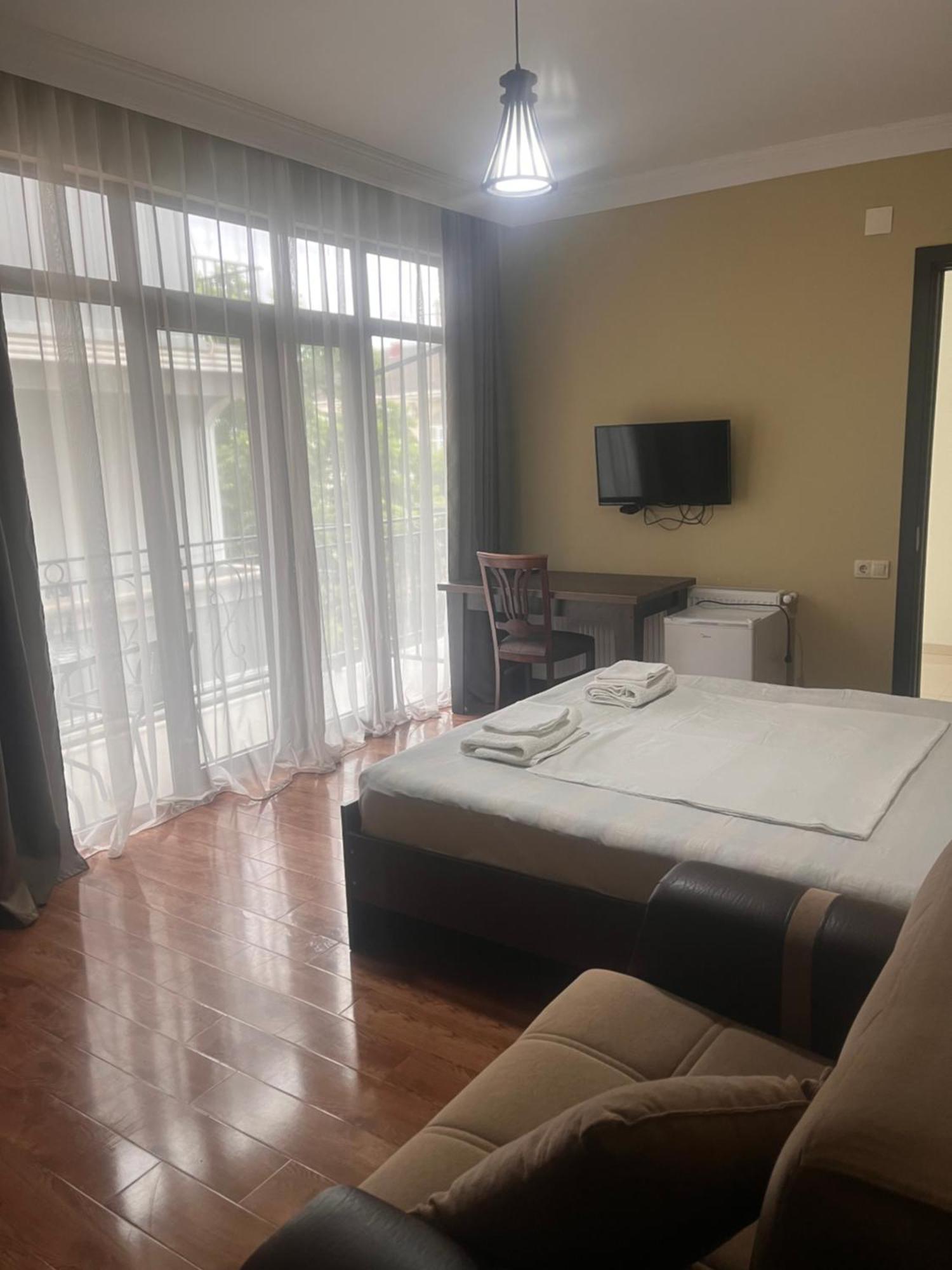 Guest House Madonna Kobuleti Bagian luar foto