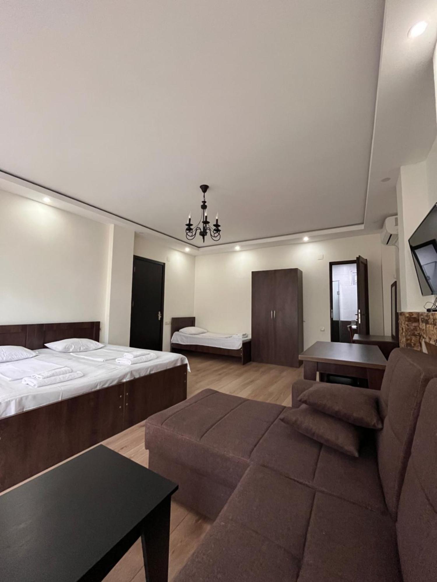 Guest House Madonna Kobuleti Bagian luar foto