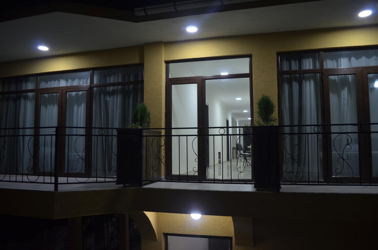 Guest House Madonna Kobuleti Bagian luar foto